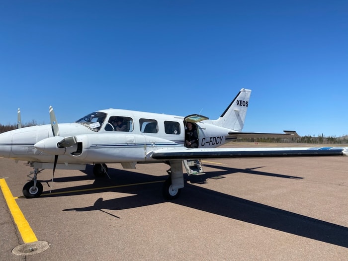 Avion de XEOS Imagerie équipé d’un système LiDAR aéroporté, utilisé pour la collecte de données géospatiales destinées à la cartographie 3D et à la modélisation du territoire.