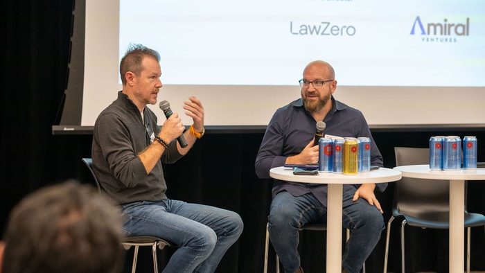 Fred Bastien s'entretenant avec Sam Ramadori lors du fireside chat